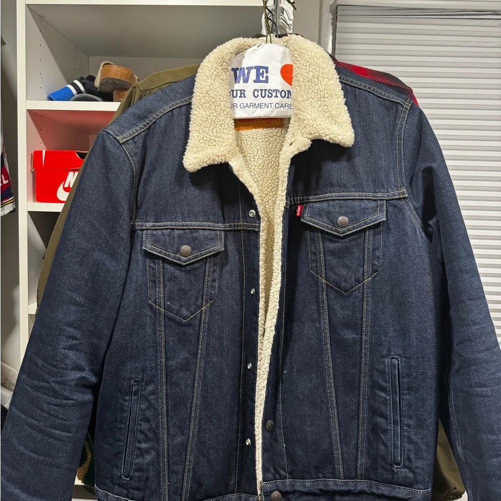 Levi's Dark Indigo Denim Jacket with White Sherpa Collar - Picture 2 of 3